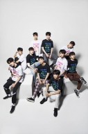 TRCNG×WEGOコラボTシャツ着用
