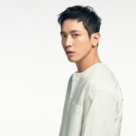 s_JYH_ArtistPhoto_letters01